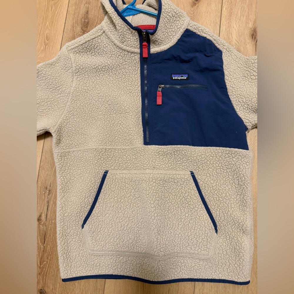 Patagonia Men's  1/2 Zip jacket in Cream and Navy